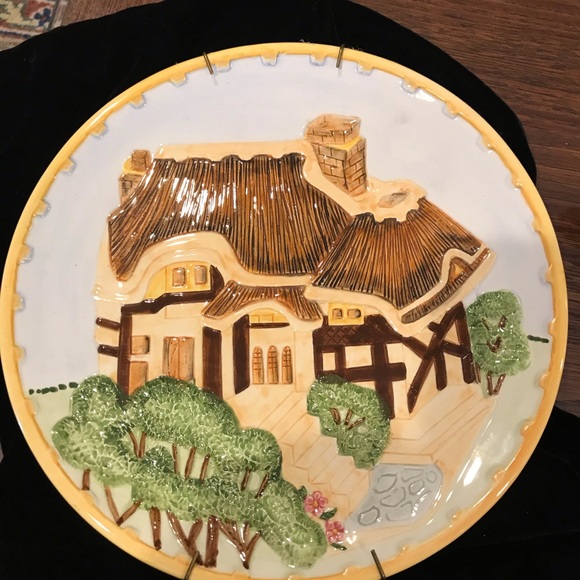 HAND PAINTED THATCHED ROOF PLATE. - Picture 5 of 5